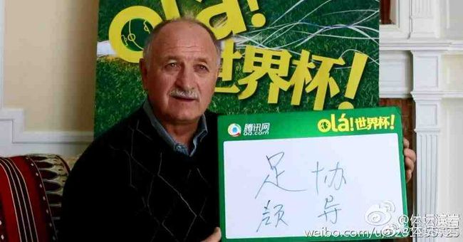 李安表情多解读“格局小” 盼台湾电影更成熟 2013-11-27 26日在台北，导演李安出席了艺术奖的授奖典礼。